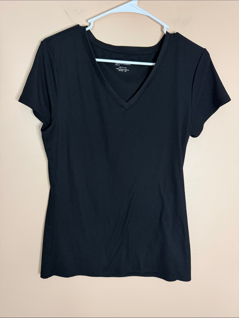 No Boundaries Black V-Neck Short Sleeve Tee